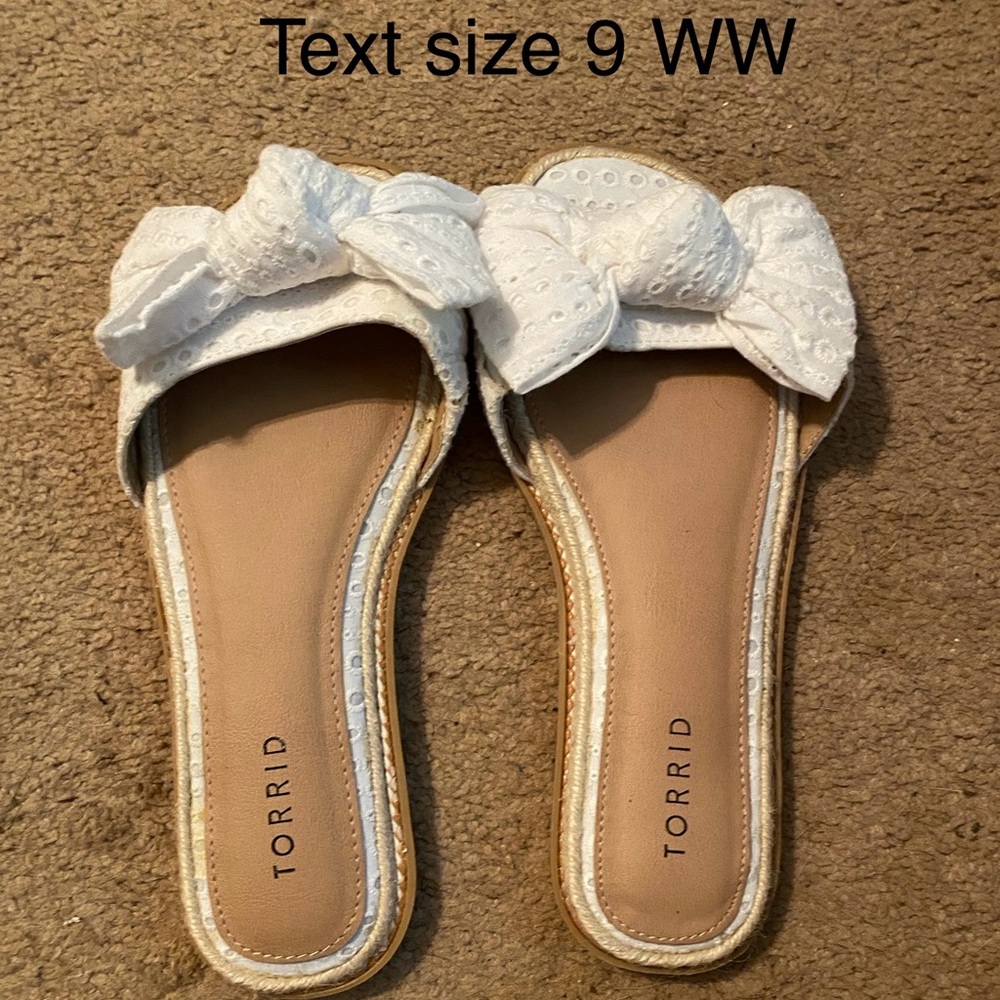 Torrid Cream Bow Sandals size 9W brand new ! Never worn !